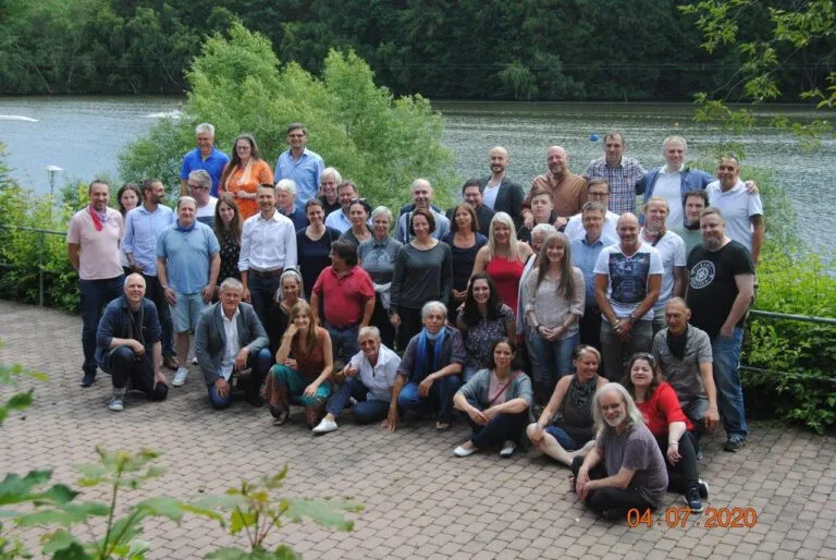 Gruppenbild der 44 Gründungsmitglieder bei der Gründung der Basisdemokratischen Partei Deutschland am 4. Juli 2021